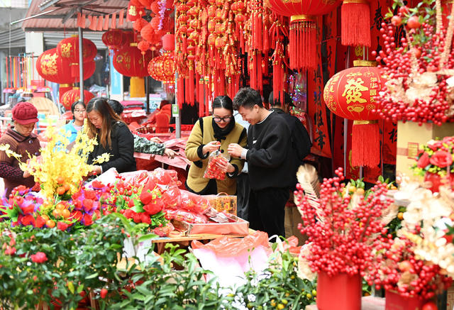 市场
年货市场
商业
年货
春节
市民
喜庆饰品
顾客
购销两旺