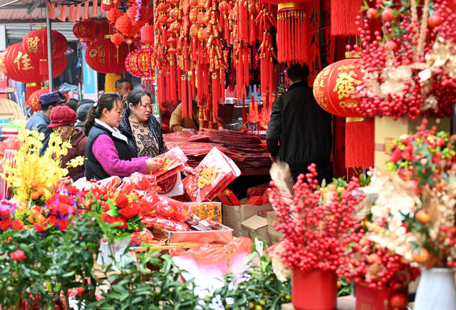 市场
年货市场
商业
年货
春节
市民
喜庆饰品
顾客
购销两旺