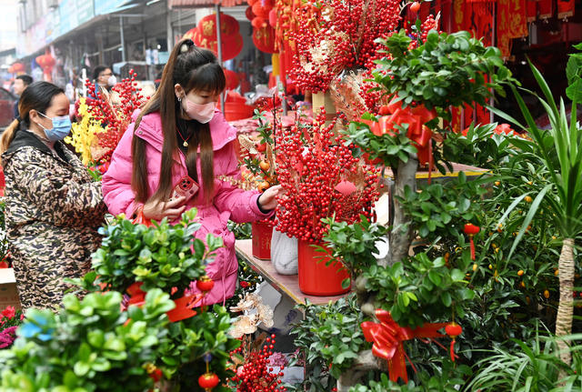 市场
年货市场
商业
年货
春节
市民
喜庆饰品
顾客
购销两旺