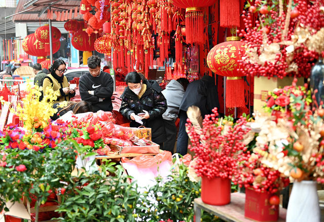 市场
年货市场
商业
年货
春节
市民
喜庆饰品
顾客
购销两旺