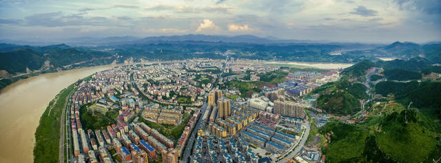 城镇 建设 发展 城乡 振兴 户外 景点 旅行 旅游 旅游目的地 建筑 设计 图像 高视角 航拍 无人 建造 天空 河流 路 建筑 外部 城市 都市 风景 城市 天际线 交通 科学 宣传 经济 湘西 泸溪 