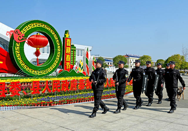 春节假期
公安
巡逻执勤
坚守岗位
广场
守护
春节在岗