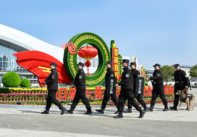 春节假期
公安
巡逻执勤
坚守岗位
广场
守护
春节在岗