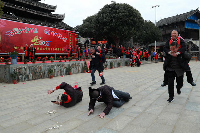 侗族姐妹回门团聚民俗活动闹新春吸引游客体验