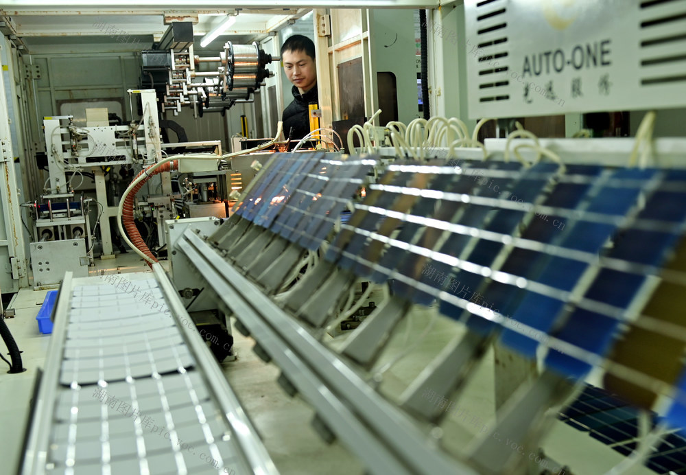 企业 订单 生产 工业园 开门红 新能源  太阳能 车间  工人