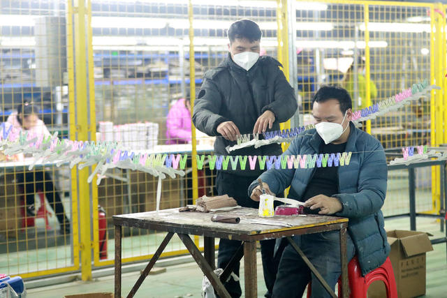 缓解 企业 订单 农民工 返乡 就业 生产忙