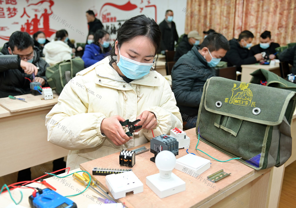 就业培训 学校 职业培训 学技能  劳动就业  民生 学员  电气元件 