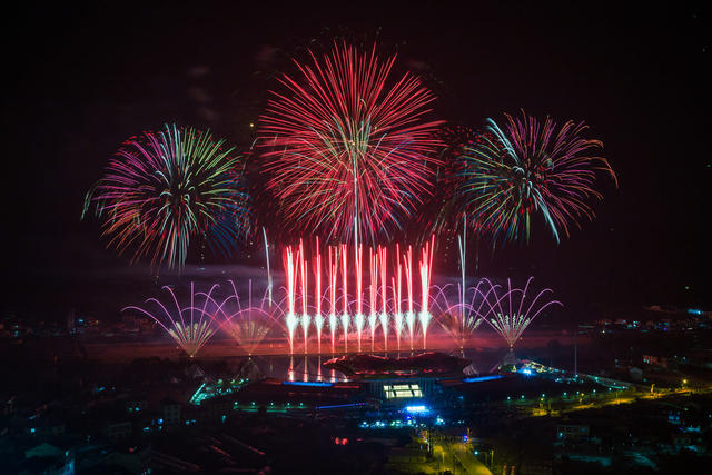 焰火  烟花  夜晚  浏阳河  天空剧院  燃放