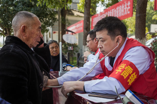 爱心  义诊  义剪  学雷锋  社区