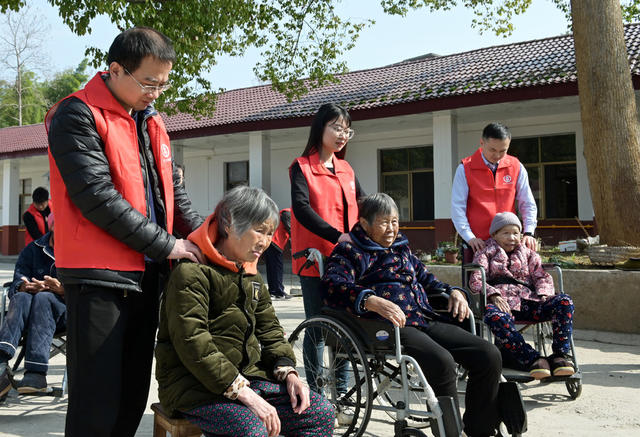 志愿者 敬老院 关爱老年人 公益活动 学雷锋