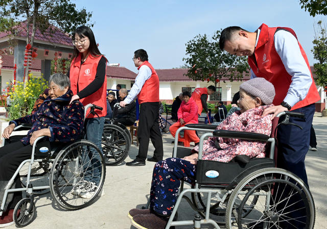 志愿者 敬老院 关爱老年人 公益活动 学雷锋