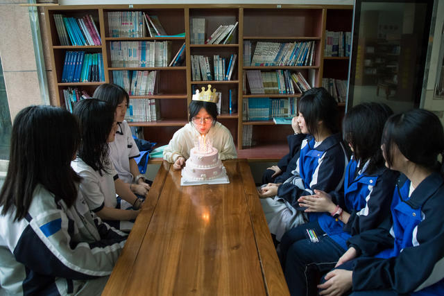 学校  学生  生日  愿望  蛋糕  同学