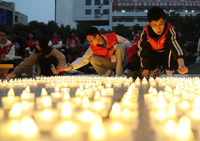 雷锋 烛光  点亮  学习雷锋好榜样