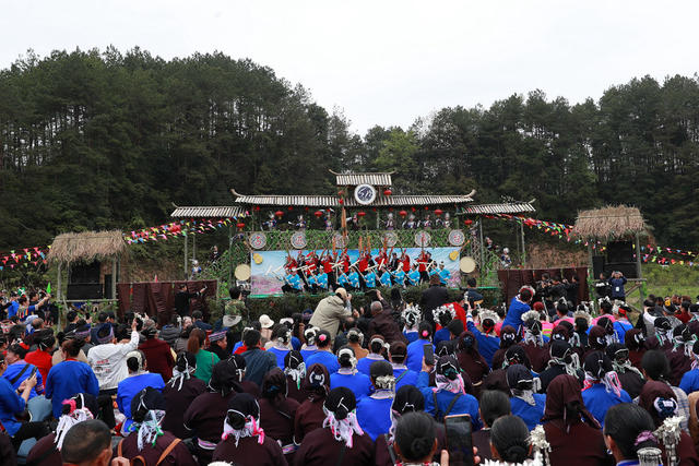 民俗 游客 村寨 表演 文化节 助力 乡村振兴
