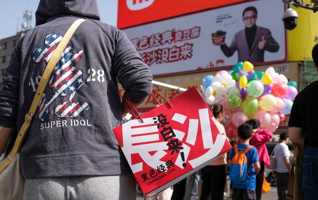 步行街，游客，品美食、购物，娱乐，