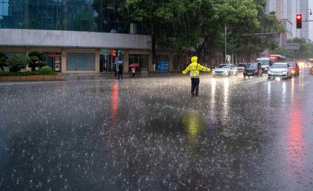 雨中，交警，保安全