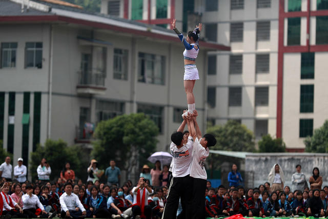 “五四”成人礼为高考学子鼓劲加油