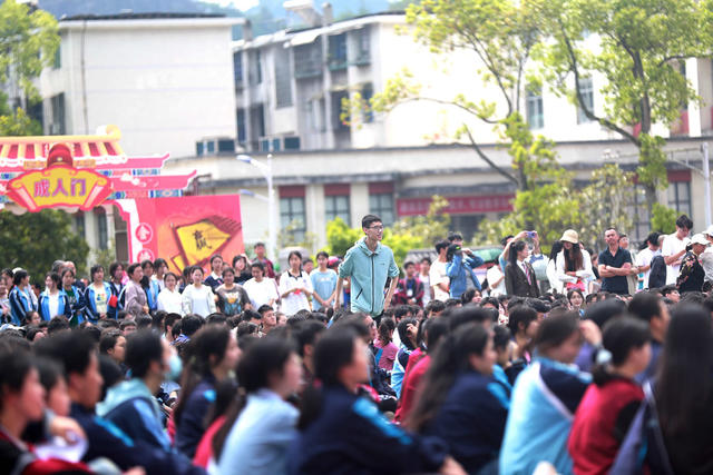 “五四”成人礼为高考学子鼓劲加油