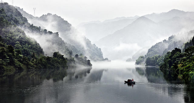 雾  漫  东  江