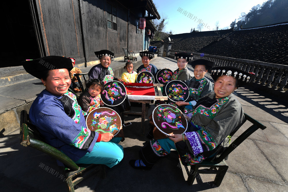  Rural revitalization Miao Embroidery Xiangxi Black Pig Diaojiaolou Tourism Home stay Shibadong Village