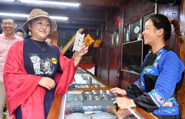 家门口就业 苗族服饰 乡村振兴 民俗风情 苗寨 旅游