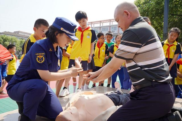  Anti drowning activities on campus, popularizing students' anti drowning safety knowledge and basic first aid skills when drowning, firefighters, first aid skills, cultural tourism, fire protection, education and other departments jointly carry out activities