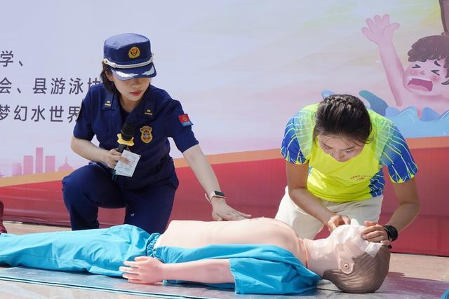 防溺水进校园活动,普及学生的防溺水安全知识和溺水时的基本急救技能,消防员,急救技能,文旅、消防、教育等部门联合开展活动