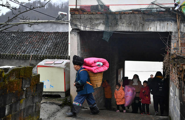  凤凰县 “摸黑脸” 苗族婚礼 苗寨 苗歌 石玉美  扶贫搬迁 民俗文化
