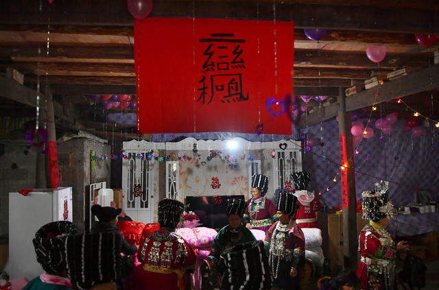  凤凰县 “摸黑脸” 苗族婚礼 苗寨 苗歌 石玉美  扶贫搬迁 民俗文化