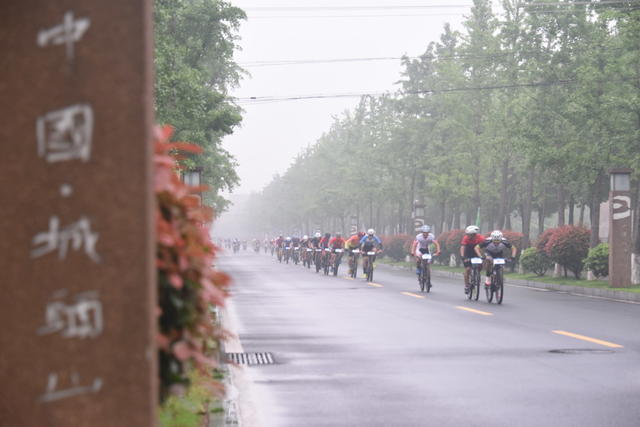 文化旅游  景区  自行车竞赛  大雨  速度  