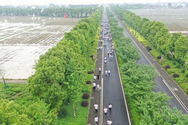 青年  体育  跑步  多彩跑步  精气神  文旅发展