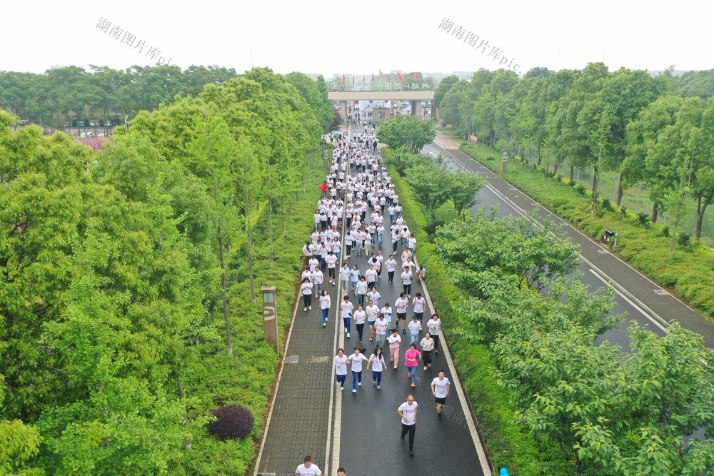 青年  体育  跑步  多彩跑步  精气神  文旅发展