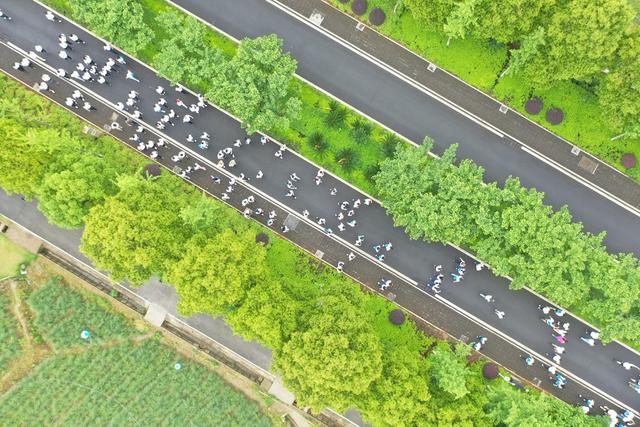 青年  体育  跑步  多彩跑步  精气神  文旅发展