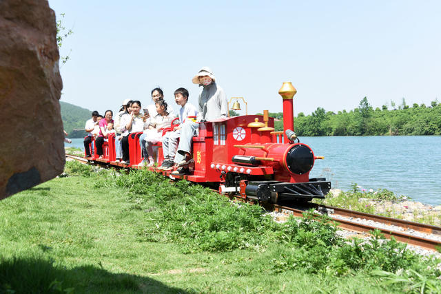 旅游景点  彭山景区  河流  小火车  游轮  空中漂流  攀爬  过山车