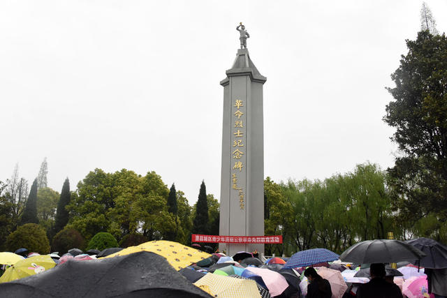 清明节   公园   烈士纪念碑   学生   市民   鲜花  花篮