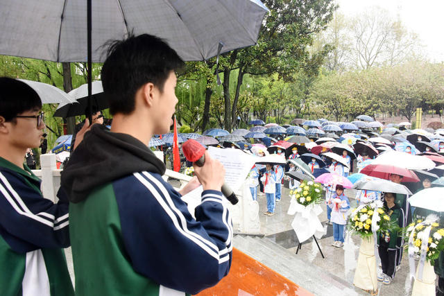 清明节   公园   烈士纪念碑   学生   市民   鲜花  花篮