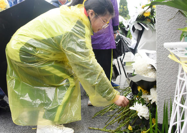 清明节   公园   烈士纪念碑   学生   市民   鲜花  花篮