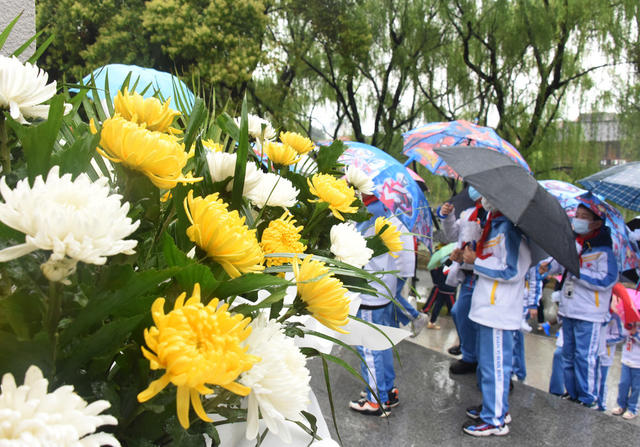 清明节   公园   烈士纪念碑   学生   市民   鲜花  花篮