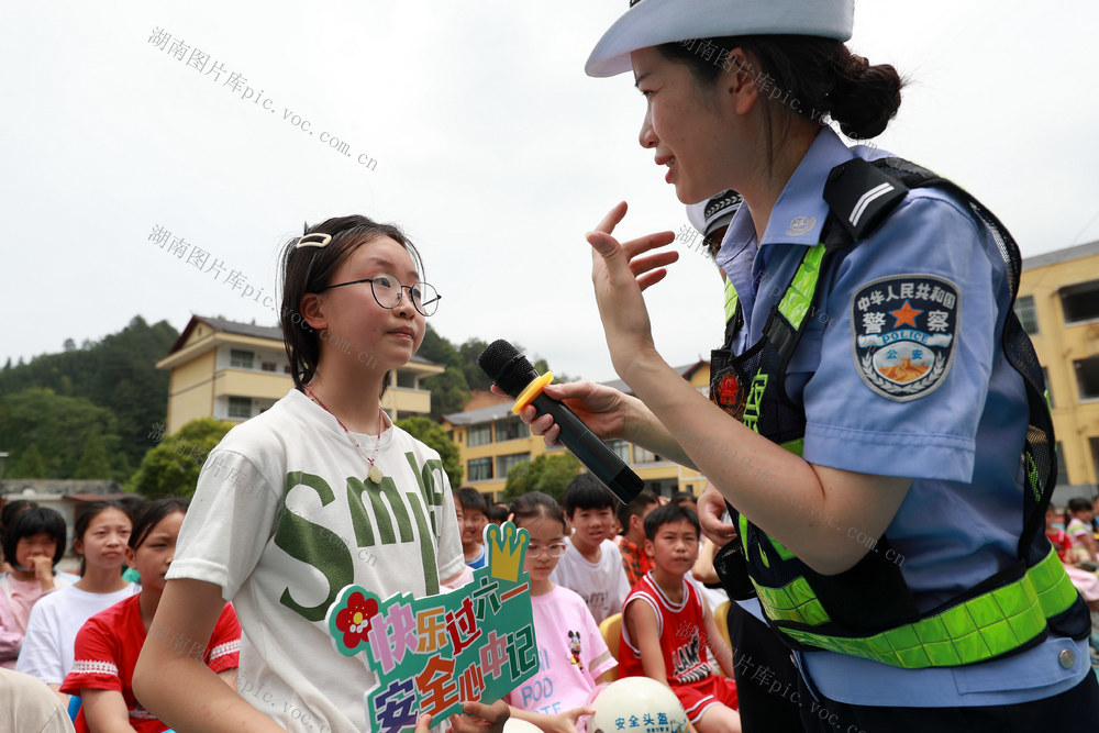 六一 校园 交通安全 寓教于乐 交警 学生 节日礼物