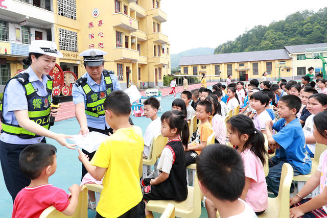 六一 校园 交通安全 寓教于乐 交警 学生 节日礼物