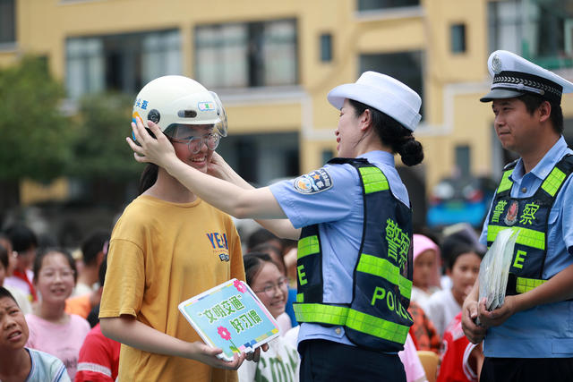 六一 校园 交通安全 寓教于乐 交警 学生 节日礼物