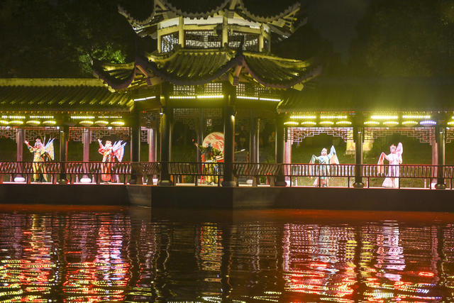  Changde Peking Opera Performance Wears Zihe River Water Town Style Cultural Gold Belt Light
