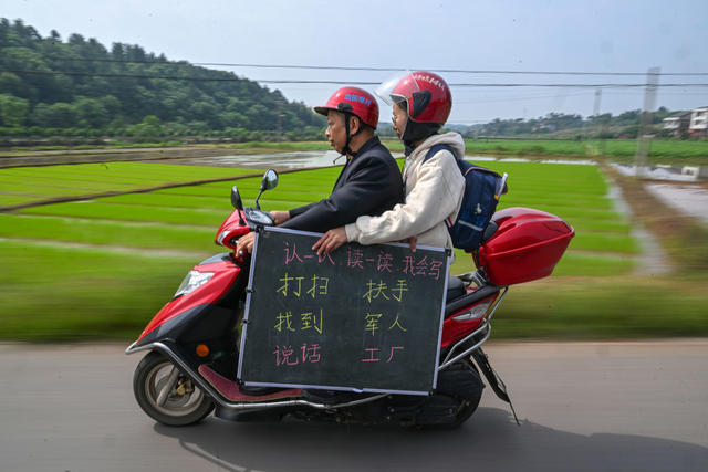 送教 特殊孩童 上门老师 摩托车上的小课堂 