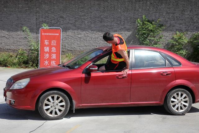 网络预约出租车突发事件应急救援演练,新能源汽车追尾摩托车,新能源汽车充电后自燃,新能源汽车涉水驾驶员自救,人员救护,车辆灭火,事故勘查,消防
