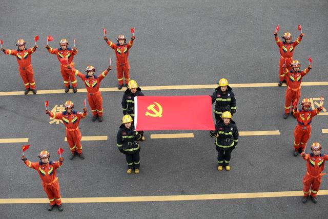 消防员,我和党旗合张影,迎“七一”,创意拍摄