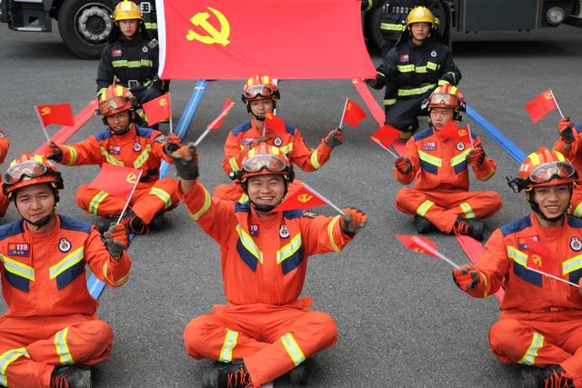  Firefighters, I took a photo with the party flag to welcome the July 1st holiday and shoot creatively