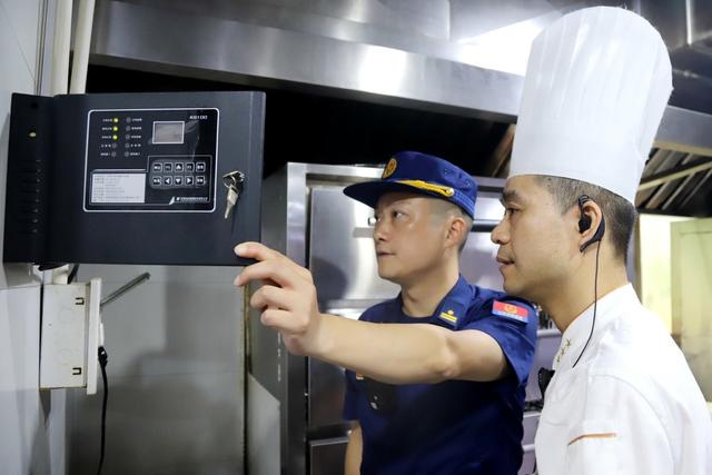  Hotel kitchen inspection, combustible gas alarm controller, gas leakage accident, gas safety inspection centralized action