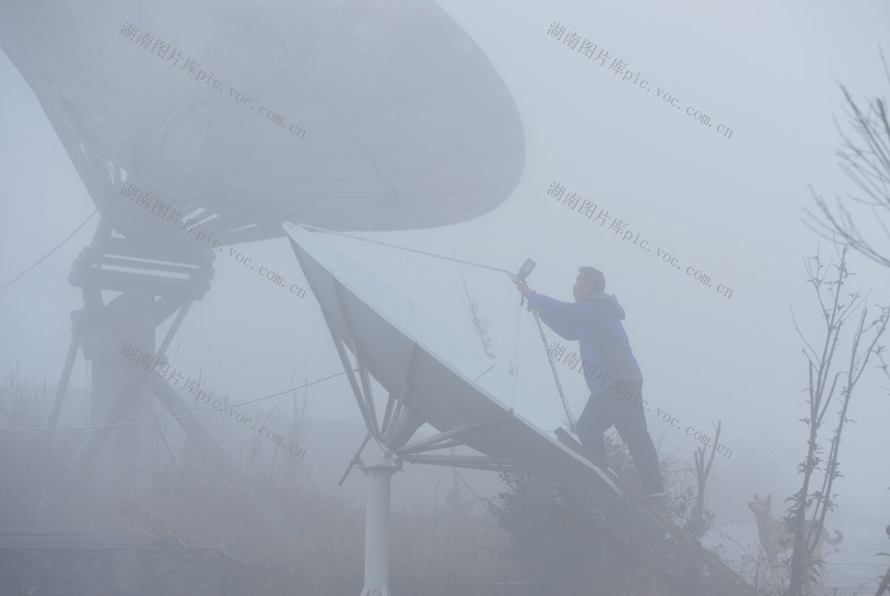  He Jiexian sticks to his post on New Year's Eve, radio and television relay station, digital television transmitter, rural area