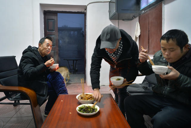 除夕 贺介先 坚守岗位 广播电视转播台 数字电视发射机 农村