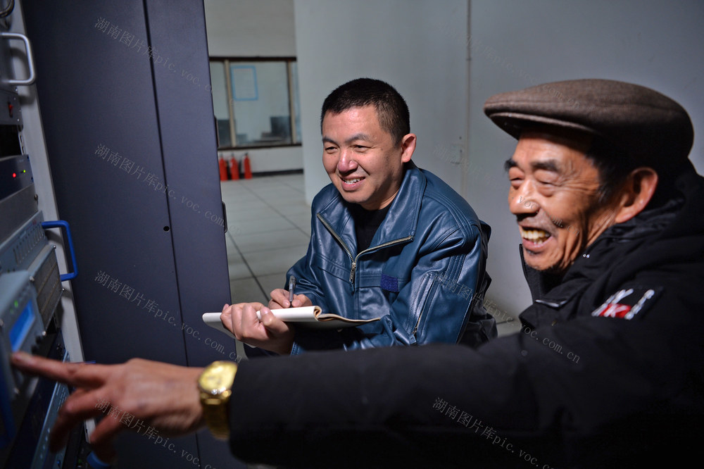  On New Year's Eve, He Jiexian, Leifeng Mountain, Xupu County, Stick to Post, Radio and TV Relay Station, Digital TV Transmitter, Rural Area